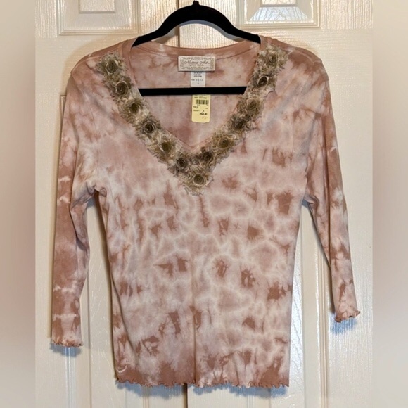 5/$25 Nature Art top by Lynn Yang - Picture 2 of 6